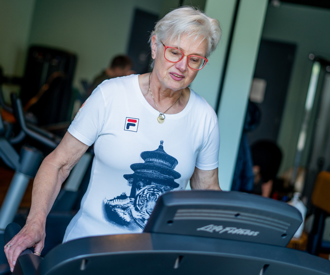 Mevrouw traint op loopband
